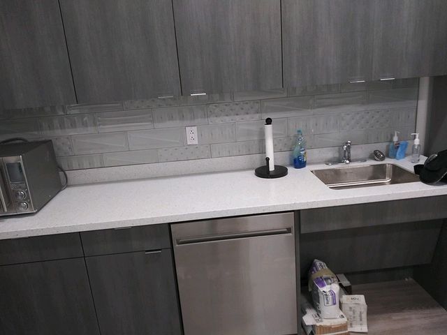 White kitchen backsplash tile