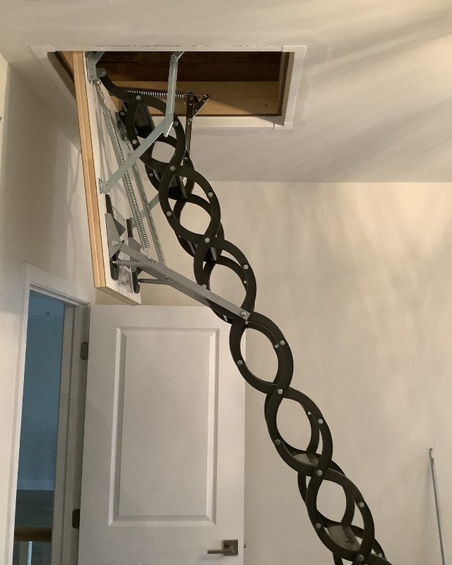 Retractible attic staircase