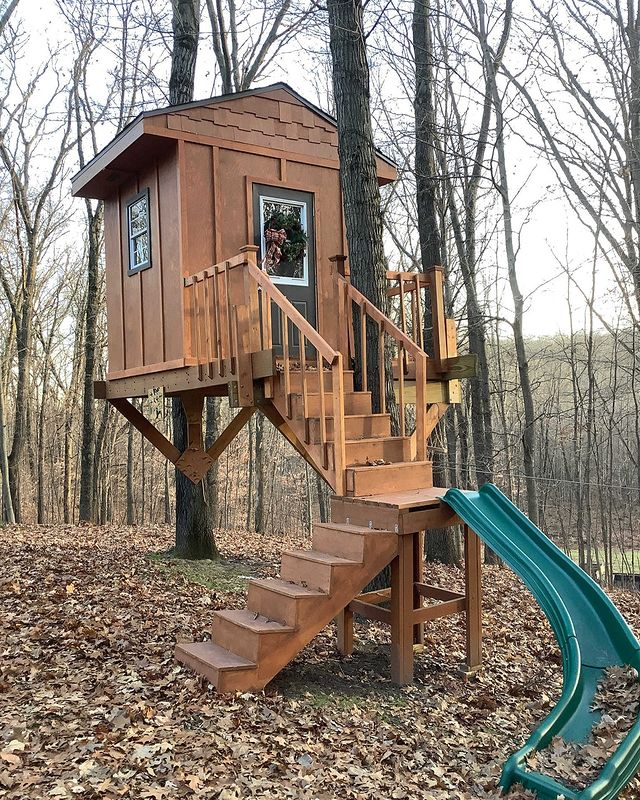 Tree house in Lowell, MI