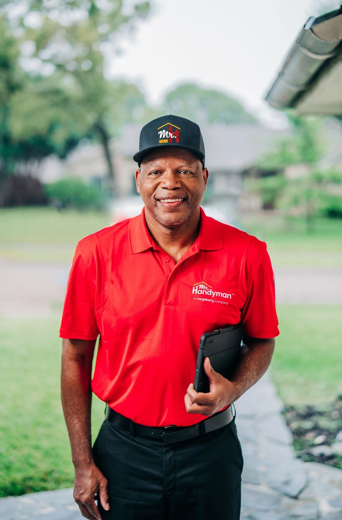 A handyman at the door of a homeowner to provide handyman services in Arlington, VA.