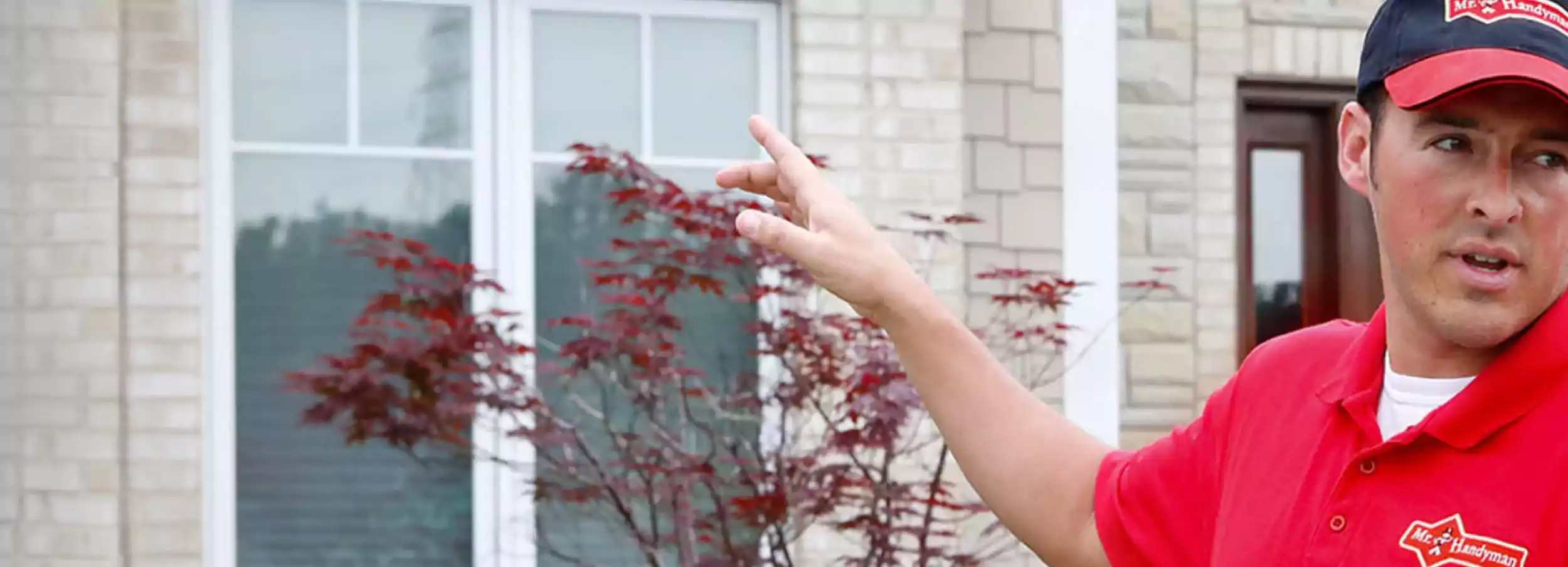 A MRH technician talking to a homeowner about work.